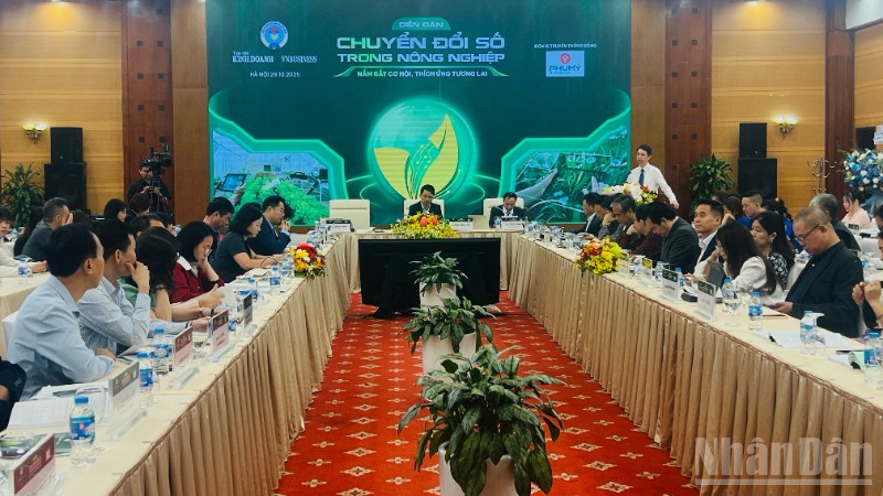 Toàn cảnh Diễn đàn “Chuyển đổi số trong nông nghiệp: Nắm bắt cơ hội, thích ứng tương lai”. 