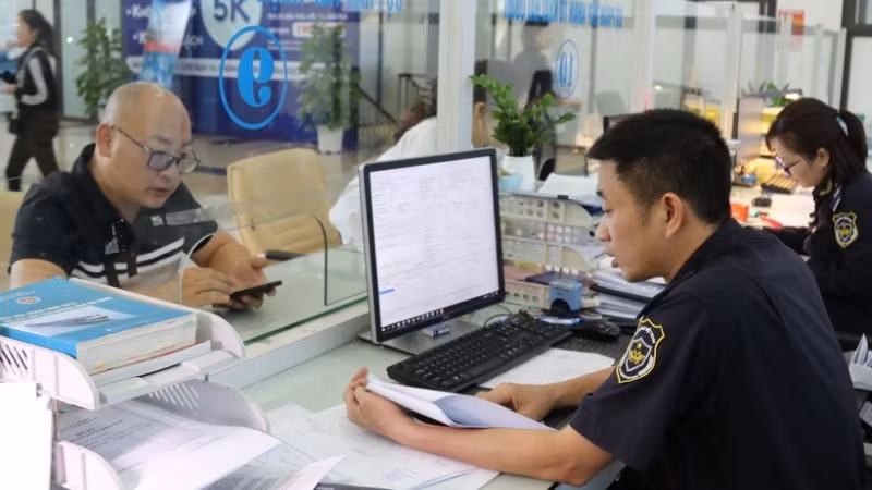 Thủ tục xuất nhập cảnh từng bước được đơn giản hóa, ứng dụng công nghệ thông tin trong giải quyết hồ sơ. (Ảnh: TTXVN)