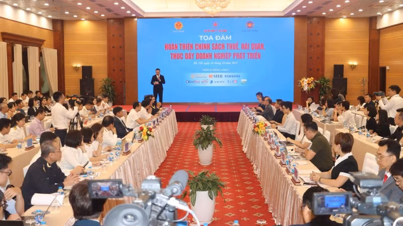 Toàn cảnh tọa đàm “Hoàn thiện chính sách thuế, hải quan, thúc đẩy doanh nghiệp phát triển”. 