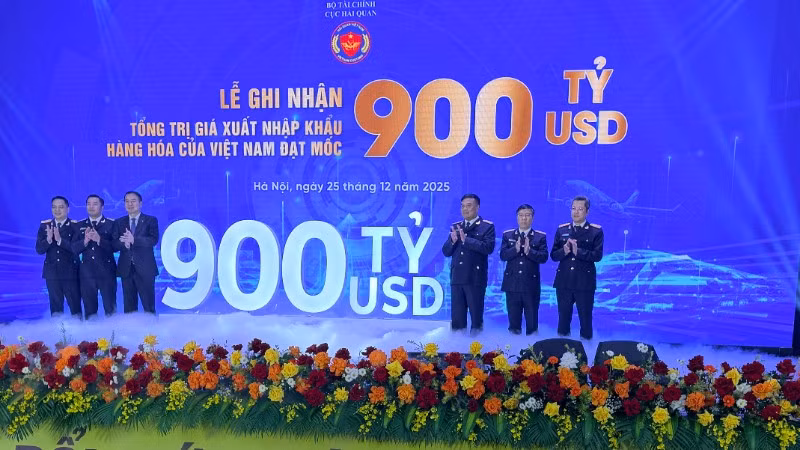 Lãnh đạo Bộ Tài chính, Cục Hải quan tại Lễ ghi nhận tổng giá trị xuất nhập khẩu hàng hóa cán mốc 900 tỷ USD. (Ảnh: MINH PHƯƠNG)