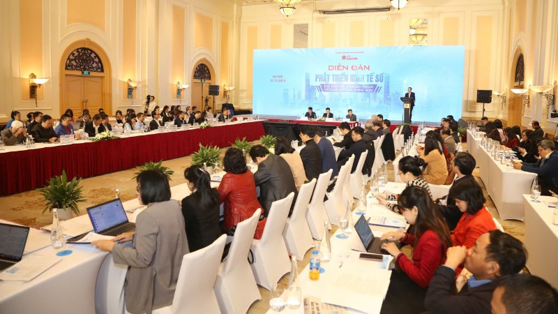 Toàn cảnh diễn đàn. 