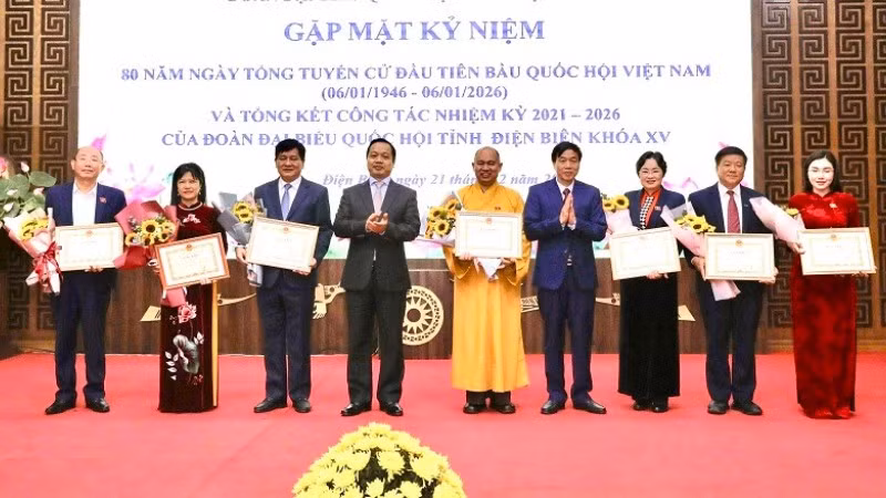 Đồng chí Trần Tiến Dũng, Bí thư Tỉnh ủy Điện Biên cùng đồng chí Lê Văn Lương, Chủ tịch Ủy ban nhân dân tỉnh trao Bằng khen tặng các cá nhân.