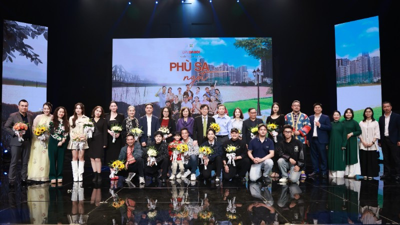 Các nghệ sĩ, diễn viên và ekip thực hiện phim "Phù sa ngọt" của Đài Phát thanh và Truyền hình Hà Nội.