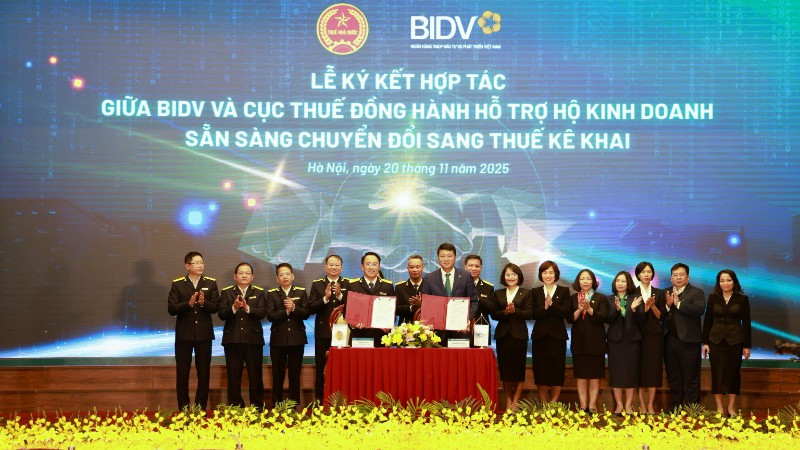 Prezentare generală a ceremoniei de semnare a acordului de cooperare pentru sprijinirea gospodăriilor comerciale în trecerea la declararea fiscală între Departamentul Fiscal și BIDV.