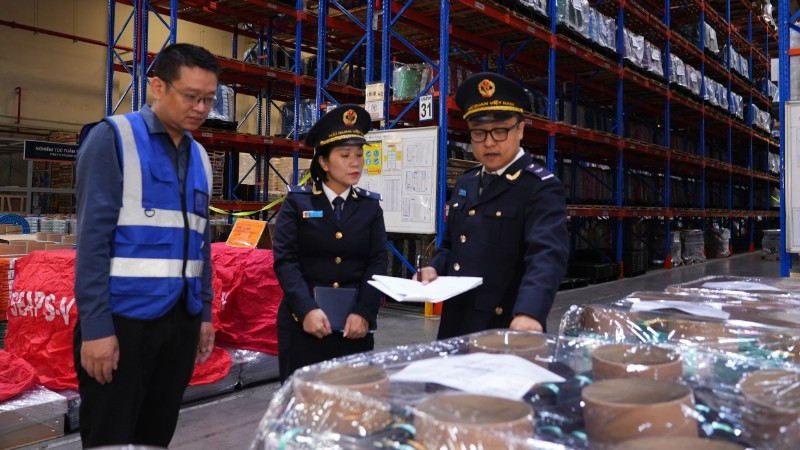 Lực lượng Hải quan tăng cường kiểm tra, giám sát hàng hóa để ngăn chặn buôn lậu.