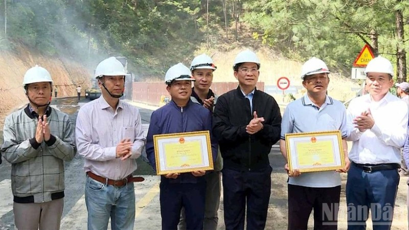 Chủ tịch Ủy ban nhân dân tỉnh Lâm Đồng Hồ Văn Mười (thứ ba, bên phải) trao bằng khen tặng các đơn vị có thành tích xuất sắc trong khắc phục sự cố sạt lở đèo Mimosa.