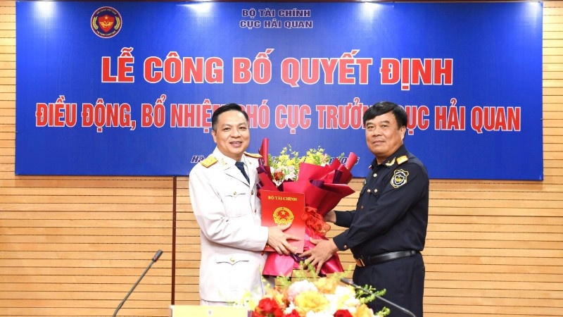 Thừa ủy quyền Bộ trưởng Tài chính, Cục trưởng Cục Hải quan Nguyễn Văn Thọ (bên phải) trao Quyết định bổ nhiệm ông Nguyễn Thành Hưng giữ chức vụ Phó Cục trưởng Cục Hải quan. (Ảnh: CHQ)