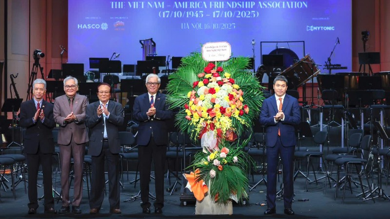 Chủ tịch Liên hiệp các tổ chức hữu nghị Việt Nam Phan Anh Sơn (ngoài cùng bên phải) tặng hoa chúc mừng Hội Việt-Mỹ. (Ảnh: Mạnh Nguyễn)