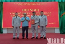 Đồng chí Quản Minh Cường, Bí thư Tỉnh ủy Cao Bằng trao quyết định thành lập Đảng bộ hải quan khu vực 16.