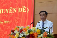 Đồng chí Bế Thanh Tịnh, Chủ tịch Hội đồng nhân dân tỉnh Cao Bằng phát biểu ý kiến tại kỳ họp.