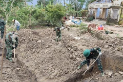 Cán bộ, chiến sĩ các đơn vị thuộc Bộ Chỉ huy Quân sự tỉnh Đắk Lắk tham gia "Chiến dịch Quang Trung" thần tốc xây dựng nhà cho nhân dân vùng lũ. (Ảnh Công Lý)