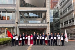 Đoàn cán bộ cấp vụ chụp ảnh lưu niệm trong khuôn viên Viện Nghiên cứu chính sách Quốc gia sau lễ bế giảng.