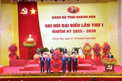 Chủ tịch Quốc hội Trần Thanh Mẫn tặng hoa chúc mừng Đại hội đại biểu lần thứ I Đảng bộ tỉnh Khánh Hòa, nhiệm kỳ 2025-2030. (Ảnh VŨ TÂN)