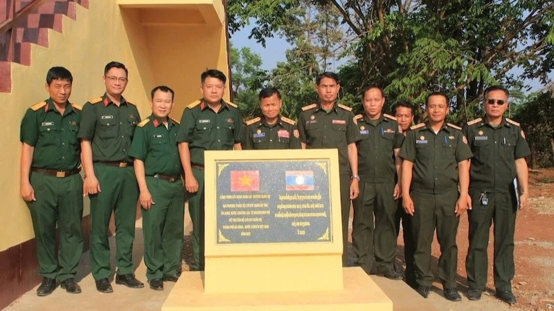 Đà Nẵng Trao 1,5 Tỷ Đồng Hỗ Trợ Quân Đội Lào, Củng Cố Tình Đoàn Kết Đặc Biệt