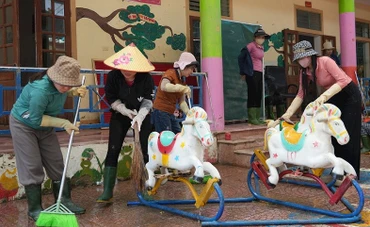 Các giáo viên Trường mầm non Hưng Thịnh (xã Hưng Nguyên) đã vượt hơn 100km để đến với Trường mầm non Chi Khê để khắc phục bão lũ. (Ảnh: MỸ HÀ)