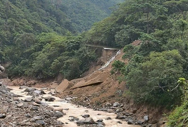 Mưa lũ gây sạt lở nghiêm trọng các tuyến giao thông ở miền Tây Nghệ An.