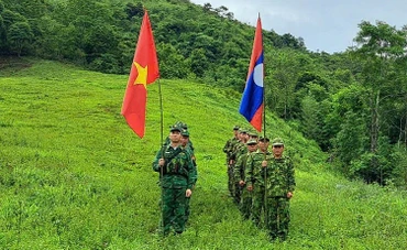 Đội hình tuần tra song phương giữa Đồn Biên phòng Cửa khẩu quốc tế Nậm Cắn và Đại đội Bảo vệ biên giới 221.