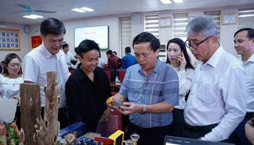 Các đại biểu, doanh nghiệp tham quan gian hàng trưng bày sản phẩm trầm hương của tỉnh Lâm Đồng. (Ảnh: THU HUYỀN)