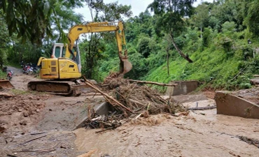 Đơn vị chức năng khắc phục những điểm sạt lở trên tuyến đường liên xã: Huồi Tụ- Na Loi-Keng Đu. (Ảnh: PỊT THỊ HÀ)