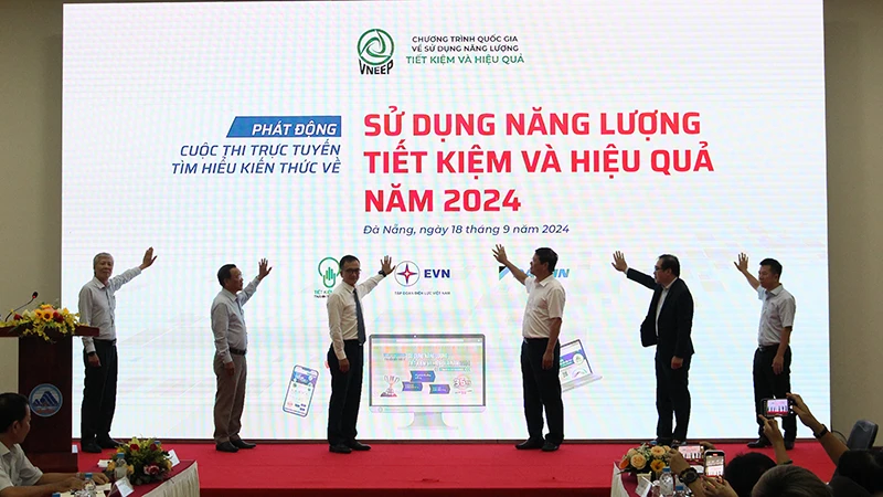 Đại biểu thực hiện nghi thức phát động cuộc thi.