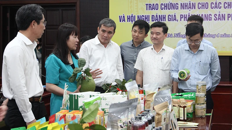 Đại biểu tìm hiểu về các sản phẩm OCOP.