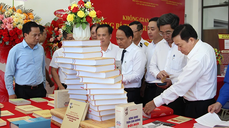 Đại biểu tham quan Không gian văn hóa Tổng Bí thư Nguyễn Phú Trọng.