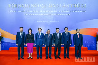 Thường trực Ban Bí thư Trần Cẩm Tú với các đồng chí lãnh đạo Bộ Ngoại giao. (Ảnh: DUY LINH)