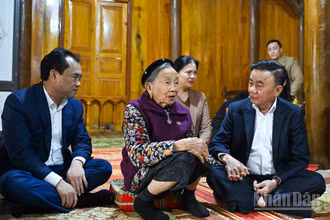 Thường trực Ban Bí thư Trần Cẩm Tú thăm hỏi, chúc Tết Mẹ Việt Nam Anh hùng Hà Thị Hao tại xã Quy Mông. (Ảnh: DUY LINH)