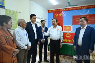Chủ tịch Quốc hội, Chủ tịch Hội đồng Bầu cử Quốc gia Trần Thanh Mẫn kiểm tra công tác bầu cử tại khu vực bỏ phiếu xóm Phúc Long, xã Hưng Nguyên, tỉnh Nghệ An. (Ảnh: DUY LINH)