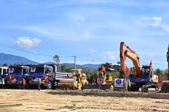 Máy móc, thiết bị được tập kết để khởi công và thi công Dự án khu công nghiệp Dốc Đá Trắng, tỉnh Khánh Hòa.