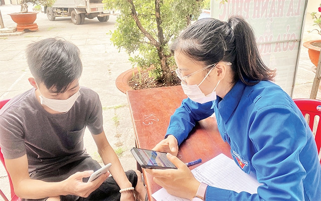 Đoàn viên, thanh niên quận Thủ Đức đến nhà dân hỗ trợ khai báo y tế.