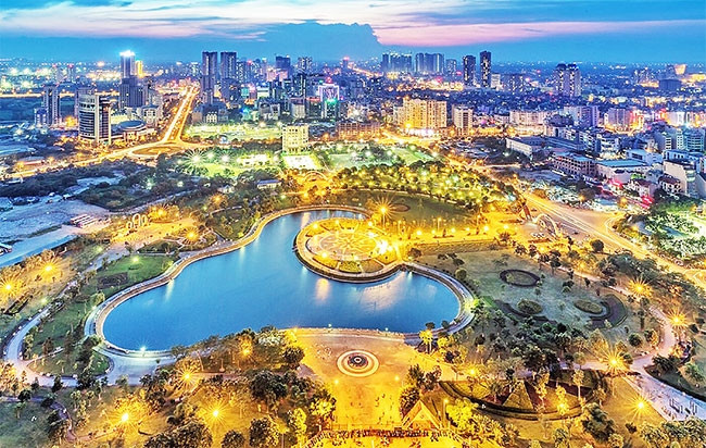 Công viên Hòa Bình được đầu tư xây dựng, tạo thêm không gian xanh cho thành phố. Ảnh: VŨ LONG