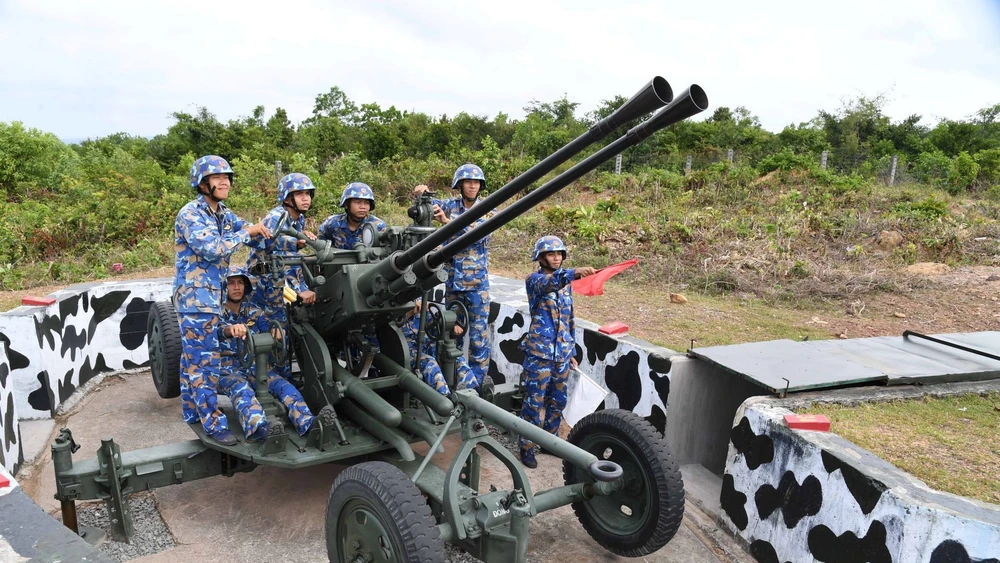 Trên trận địa, cán bộ, chiến sĩ Tiểu đoàn 553 duy trì nghiêm chế độ trực sẵn sàng chiến đấu, tập trung quan sát, nắm chắc tình hình trên không, bảo đảm không để sót, lọt mục tiêu, bị động, bất ngờ trong mọi tình huống.