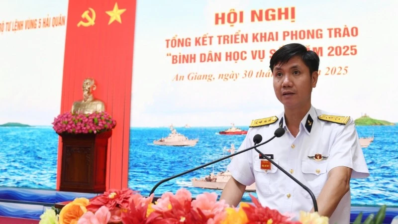 Đại tá Mai Đăng Danh phát biểu tại hội nghị. (Ảnh do Vùng 5 Hải quân cung cấp)
