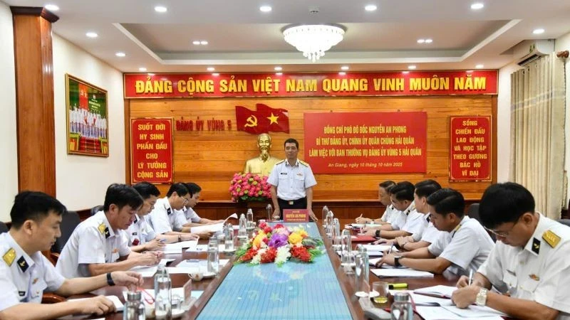 Phó Đô đốc Nguyễn An Phong, Bí thư Đảng ủy, Chính ủy Hải quân cũng đã làm việc với Ban Thường vụ Đảng ủy Vùng 5 Hải quân. 
