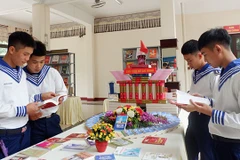 Các chiến sĩ hải quân đang tìm hiểu tư liệu về Hồ Chủ tịch. Ảnh: VGP/LƯU HƯƠNG