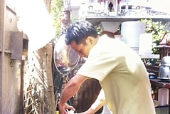 Chấp nhận mọi sự nhọc nhằn vì áp lực mưu sinh.