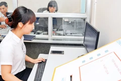 Máy tính phục vụ người dân tra cứu và thực hiện dịch vụ công trực tuyến tại UBND phường Ðại Mỗ, quận Bắc Từ Liêm. Ảnh: Ðăng Anh
