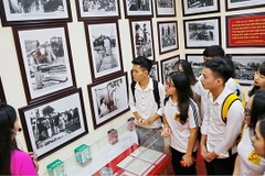 Thế hệ trẻ tìm hiểu cuộc đời hoạt động cách mạng của Bác Hồ qua các hình ảnh tư liệu tại Triển lãm “50 năm thực hiện Di chúc của Chủ tịch Hồ Chí Minh”.