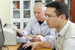 Hướng dẫn nộp hồ sơ trực tuyến tại “khu dân cư điện tử” phường Hạ Đình, quận Thanh Xuân (Hà Nội).