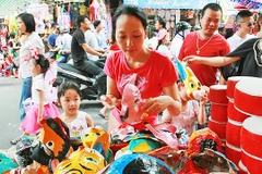 Vẫn còn nhiều người quan tâm đến đồ chơi Trung thu truyền thống. Ảnh: MINH LÊ