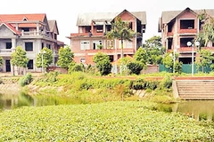 Dự án khu đô thị mới Cầu Bươu có diện tích gần 20 ha tại huyện Thanh Trì chỉ có một tòa nhà và vài biệt thự được xây dựng nhưng bỏ hoang. Ảnh: TRẦN KHÁNG