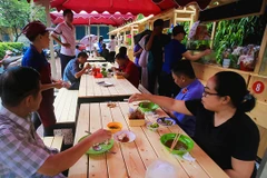 Vừa ăn hàng vừa dạo công viên