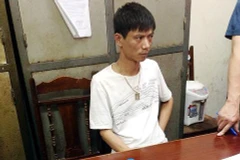 Tú "khỉ" cùng tang vật sau khi bị bắt.
