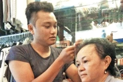 Hiếu bên người má bị bệnh nặng của mình.