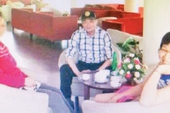 LM (nhân vật che mặt) gặp nhà báo Thu Trang và Mr Man ở Việt Nam sau khi được giải cứu.