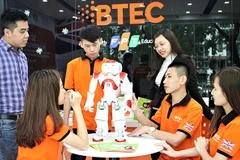 Tính mở và linh hoạt cùng vai trò quan trọng của công nghệ thông tin - truyền thông và trí tuệ nhân tạo (AI) là hai đặc điểm cơ bản của giáo dục 4.0. Trong ảnh: Sinh viên BTEC FPT nghiên cứu về lập tr