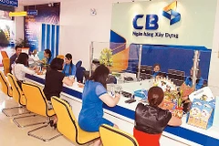 Khách hàng giao dịch tại Ngân hàng Xây dựng.