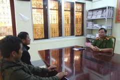 Đại tá Triệu Văn Điện (bên phải) ngoài dùng trí còn lấy nhân tâm thu phục lòng người. Ảnh Tư liệu Công an Lạng Sơn.