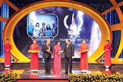 Thủ tướng Nguyễn Xuân Phúc và Thường trực Ban Bí thư Trần Quốc Vượng trao Giải A cho nhà báo Phan Thanh Phong - đại diện nhóm tác giả đoạt giải. Ảnh: ĐĂNG KHOA 